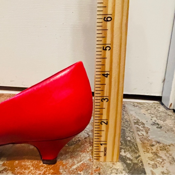 👠Sassy Connie Red Patent Kitten Heel Pumps & Decorative Flower Accent on Front! - Picture 15 of 16